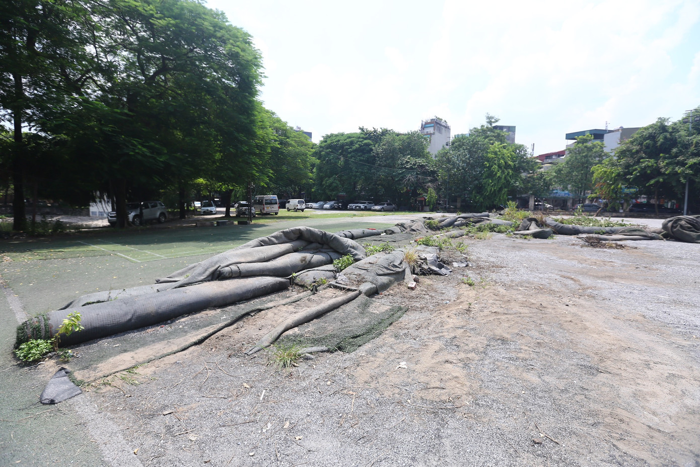 Hạng mục sân bóng đá mini trong công viên đã được tháo dỡ, tuy nhiên nhiều bãi cỏ vẫn chưa được dọn dẹp.