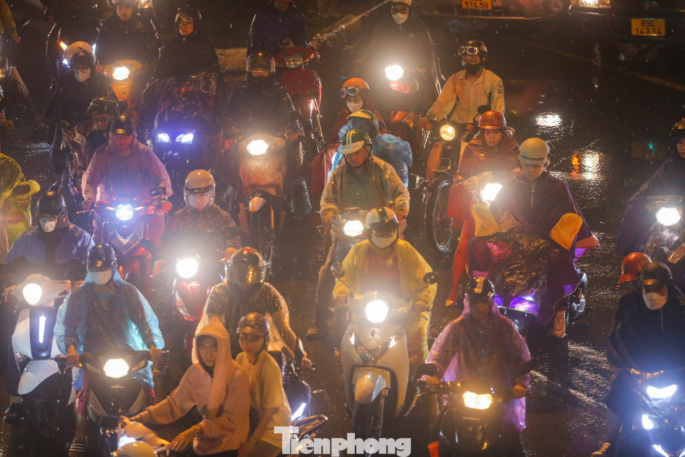 Các phương tiện chờ đèn đỏ trong cơn mưa rét.