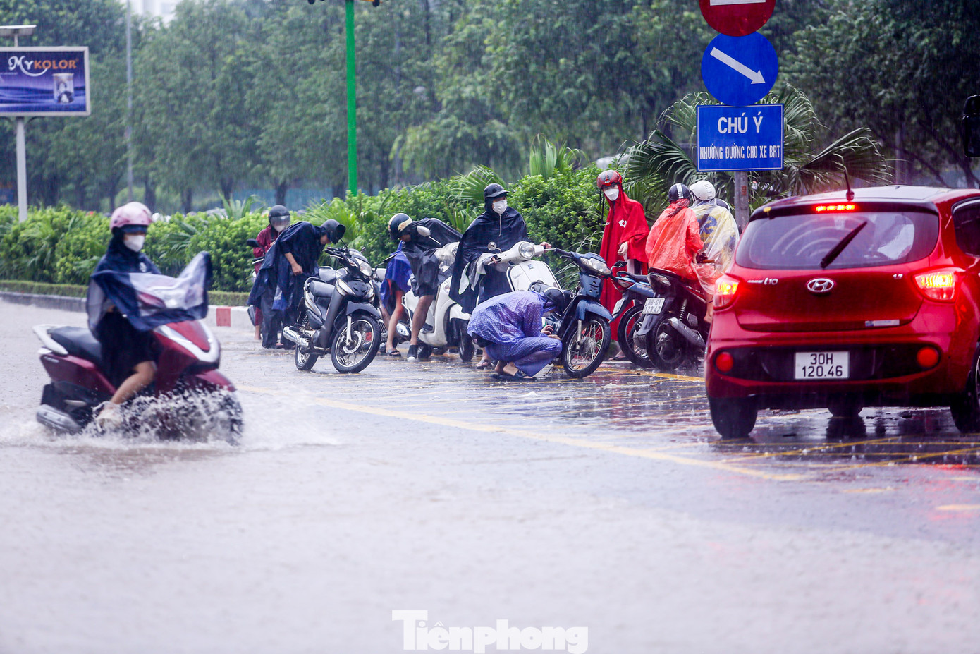 Nhiều xe máy "chết đuối" sau khi bơi qua biển nước, ô tô đến nút giao quay đầu.