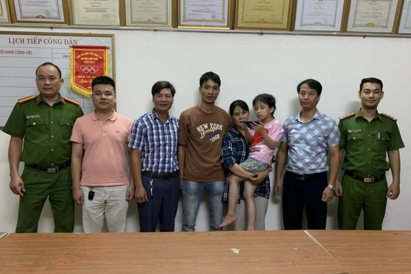 Công an xã bàn giao cháu bé cho gia đình (Ảnh: Công an xã Đồng Hướng).