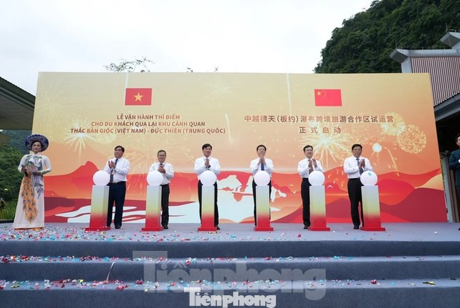 Nghi lễ vận hành thí điểm cho du khách qua lại cảnh quan thác Bản Giốc.