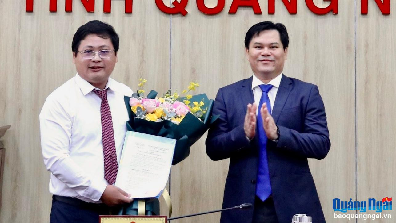 Trao quyết định luân chuyển và bổ nhiệm Phó Giám đốc Sở TN&MT cho đồng chí Võ Minh Vương. Trao quyết định luân chuyển và bổ nhiệm Phó Giám đốc Sở TN&MT cho đồng chí Võ Minh Vương.