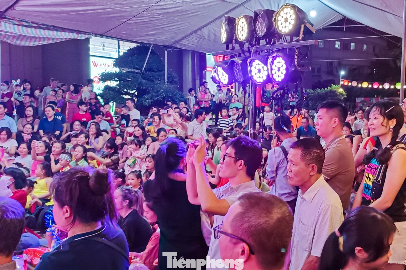 Hàng trăm hộ dân đưa con em tham gia chương trình khiến sân chung cư chật kín người. Hàng trăm hộ dân đưa con em tham gia chương trình khiến sân chung cư chật kín người.