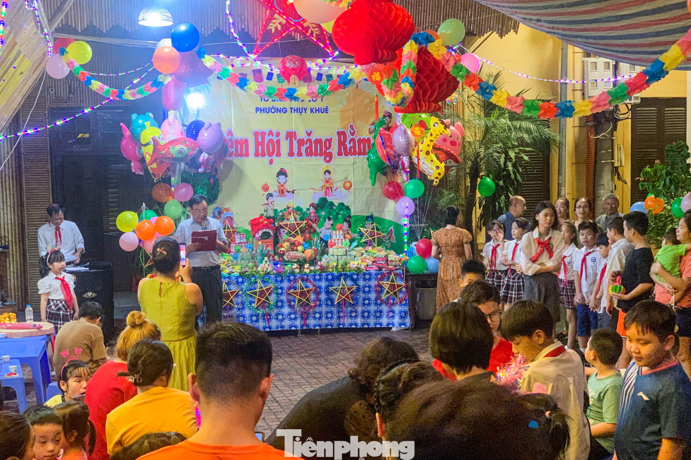 Ngày nay, trẻ em ở các khu đô thị ít được trải nghiệm Tết Trung thu giống như của bố mẹ thời trước, đa số các chương trình chỉ gói gọn trong việc tổ chức ca múa nhạc và tặng quà. Ngày nay, trẻ em ở các khu đô thị ít được trải nghiệm Tết Trung thu giống như của bố mẹ thời trước, đa số các chương trình chỉ gói gọn trong việc tổ chức ca múa nhạc và tặng quà.