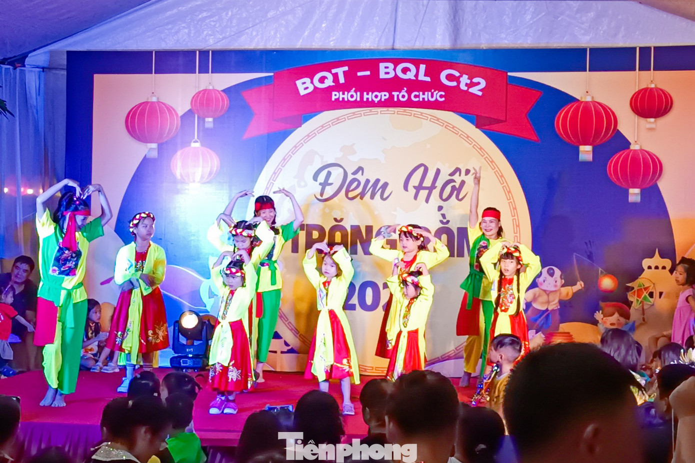 Các tiết mục văn nghệ trong đêm phá cỗ ở tòa chung cư CT2B Cổ Nhuế Các tiết mục văn nghệ trong đêm phá cỗ ở tòa chung cư CT2B Cổ Nhuế
