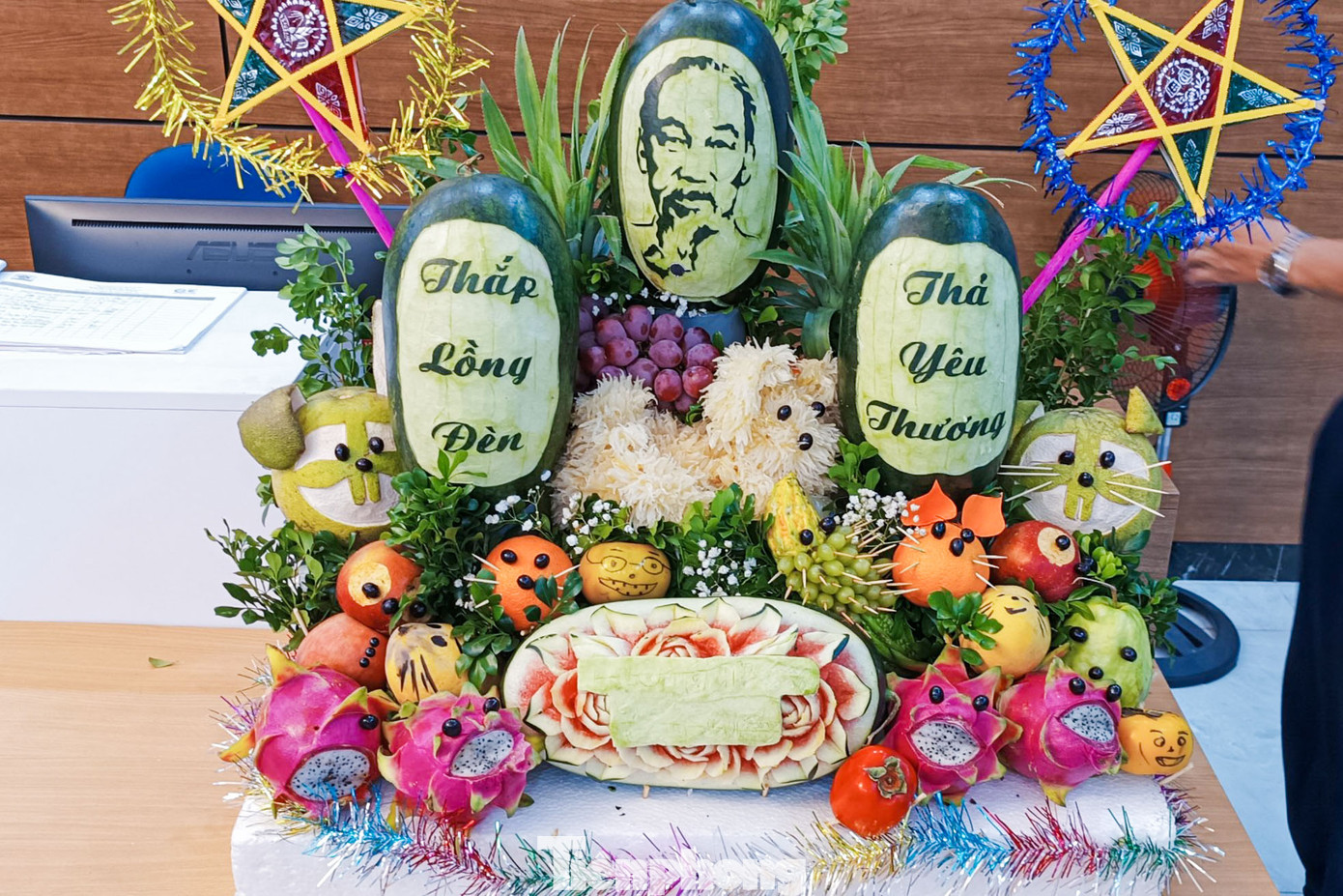 Những mâm cỗ đặc sắc được bày biện tại tòa nhà. Những mâm cỗ đặc sắc được bày biện tại tòa nhà.