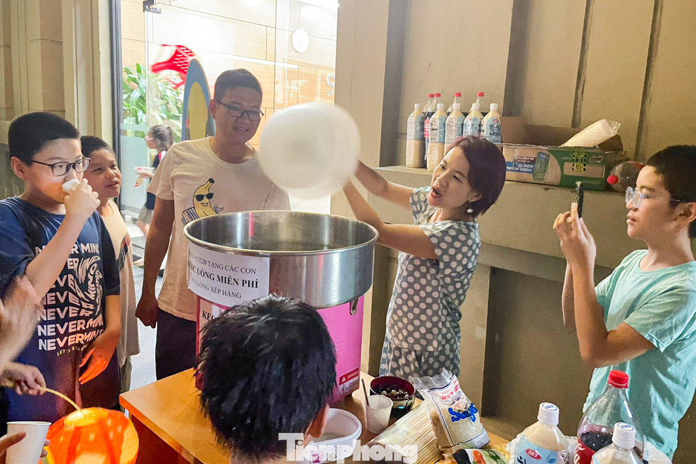 Phụ huynh tổ chức làm kẹo bông tặng các em trong đêm phá cỗ. Phụ huynh tổ chức làm kẹo bông tặng các em trong đêm phá cỗ.