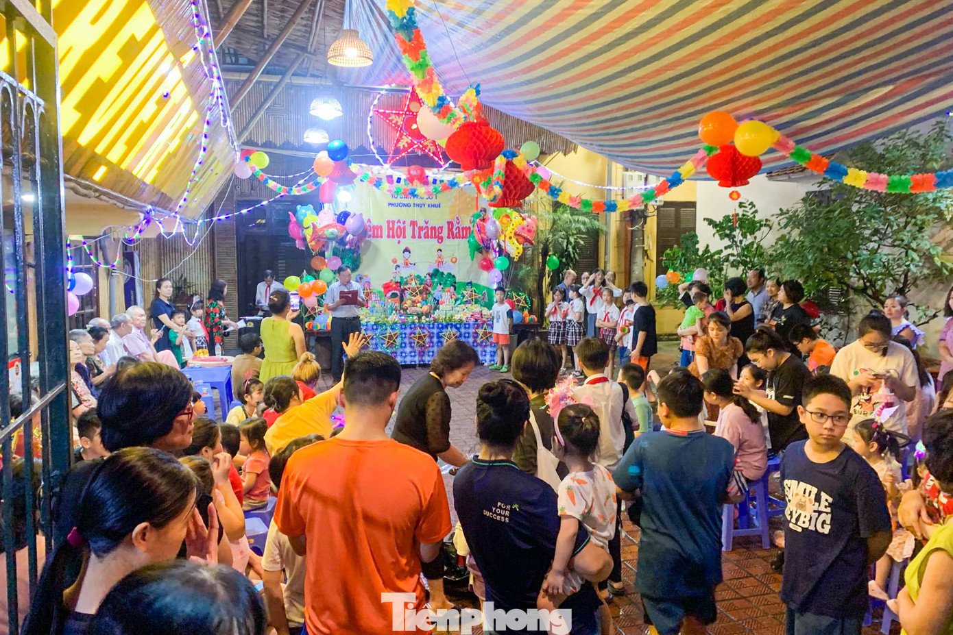 Tết Trung thu tại một góc phố của tổ dân phố số 1 phường Thụy Khuê (quận Tây Hồ, Hà Nội). Tết Trung thu tại một góc phố của tổ dân phố số 1 phường Thụy Khuê (quận Tây Hồ, Hà Nội).