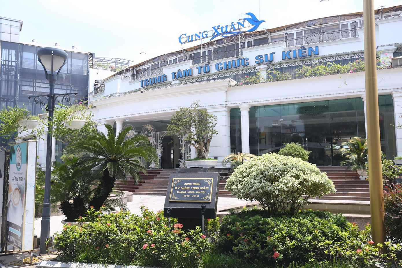 Nhà hát ngoài trời Cung Xuân là công trình kỷ niệm 1000 năm Thăng Long - Hà Nội có nhiều hạng mục xây dựng vi phạm như hai thang máy cao bốn tầng bên ngoài, tầng 3. Những sai phạm này vẫn chưa được tháo dỡ.