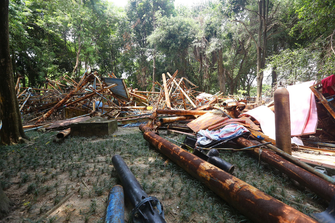 Tuy nhiên phế liệu vẫn ngổn ngang trong công viên, hoen gỉ ảnh hưởng đến môi trường, mỹ quan đô thị.