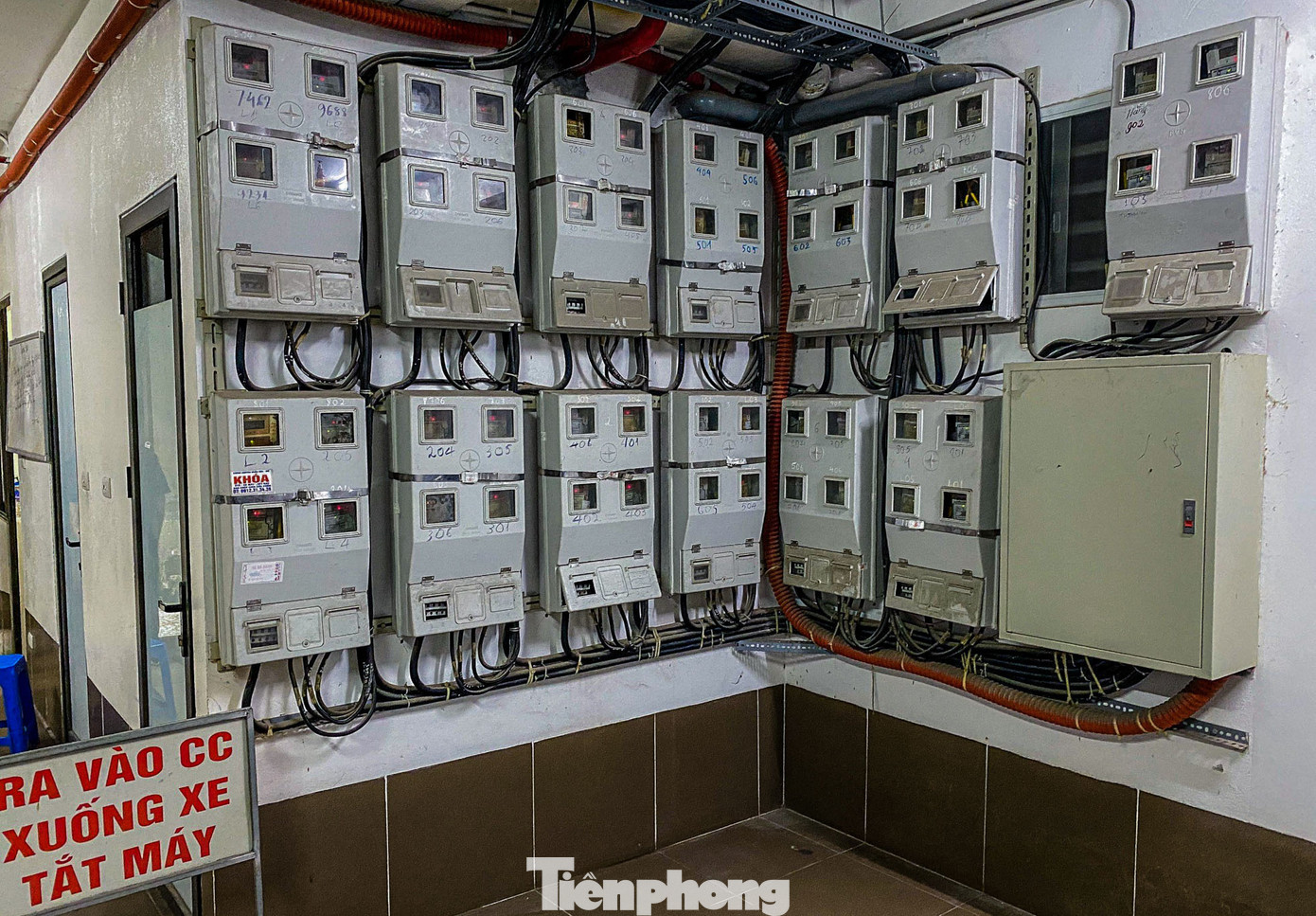 Công tơ điện dày đặc tại khu vực tầng 1.