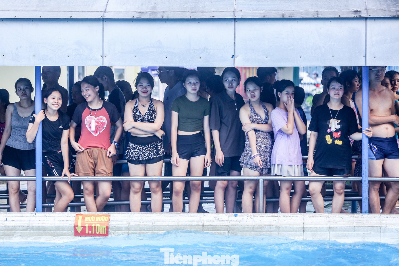 Khu vực trượt cầu phao đông người xếp hàng.