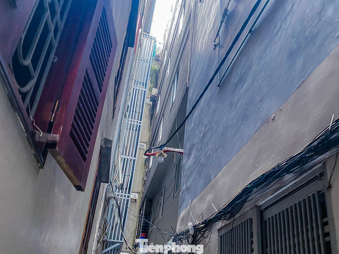 Tuy nhiên, trên thực tế, tòa nhà này xây dựng trên 100% diện tích đất, với 8 tầng nổi (chưa bao gồm 1 tầng hầm, 1 tầng tum). Công trình được chia thành gần 50 phòng để bán hoặc cho thuê.