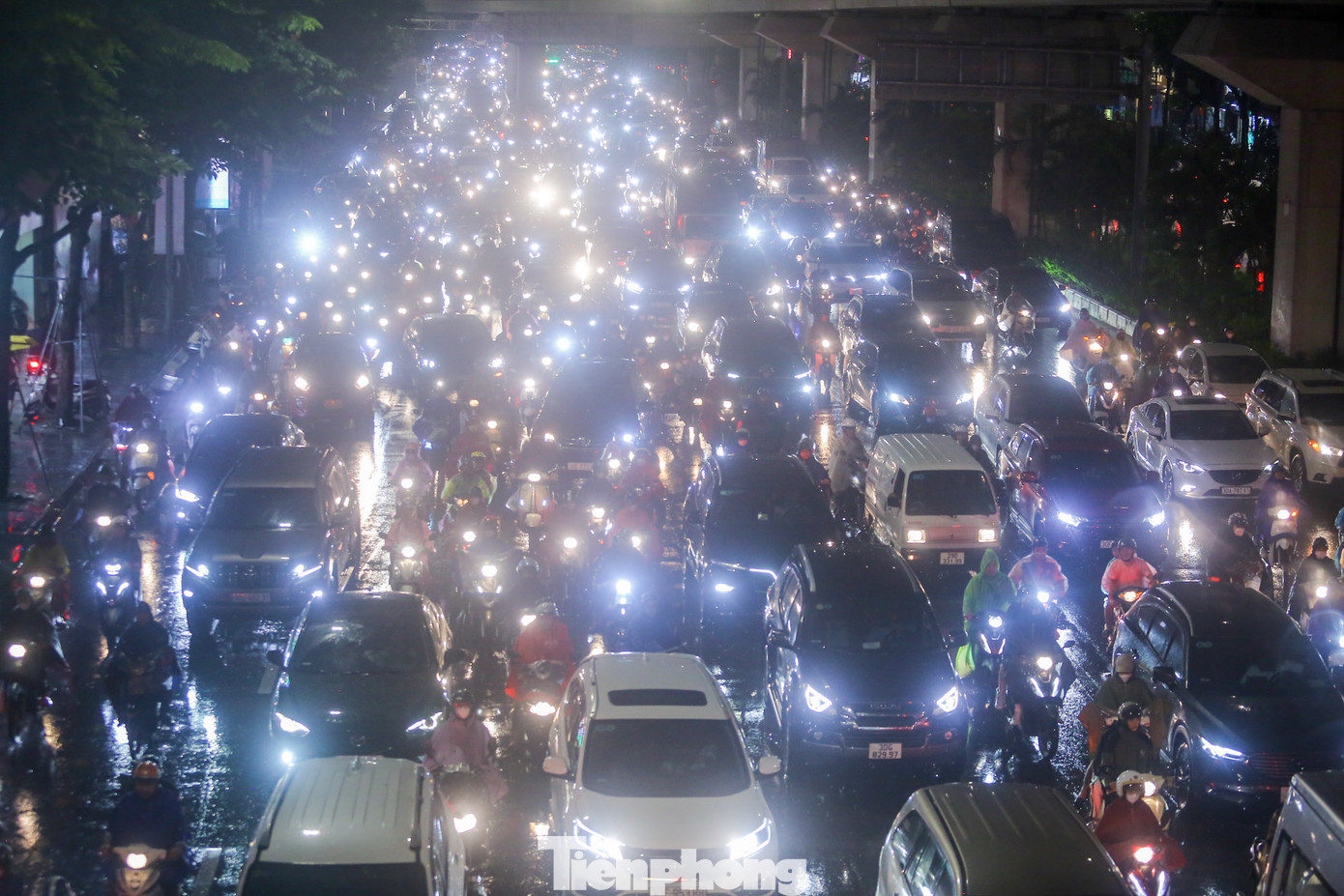 Theo dự báo thời tiết ngày 26/9, khu vực Hà Nội có nhiều mây, có lúc có mưa rào và dông, cục bộ có mưa vừa, mưa to. Gió đông đến đông bắc cấp 2-3. Trong mưa dông có khả năng xảy ra lốc, sét và gió giật mạnh. Ghi nhận của PV, cơn mưa đúng vào giờ tan tầm hôm nay khiến nhiều tuyến phố bị ùn tắc nghiêm trọng.