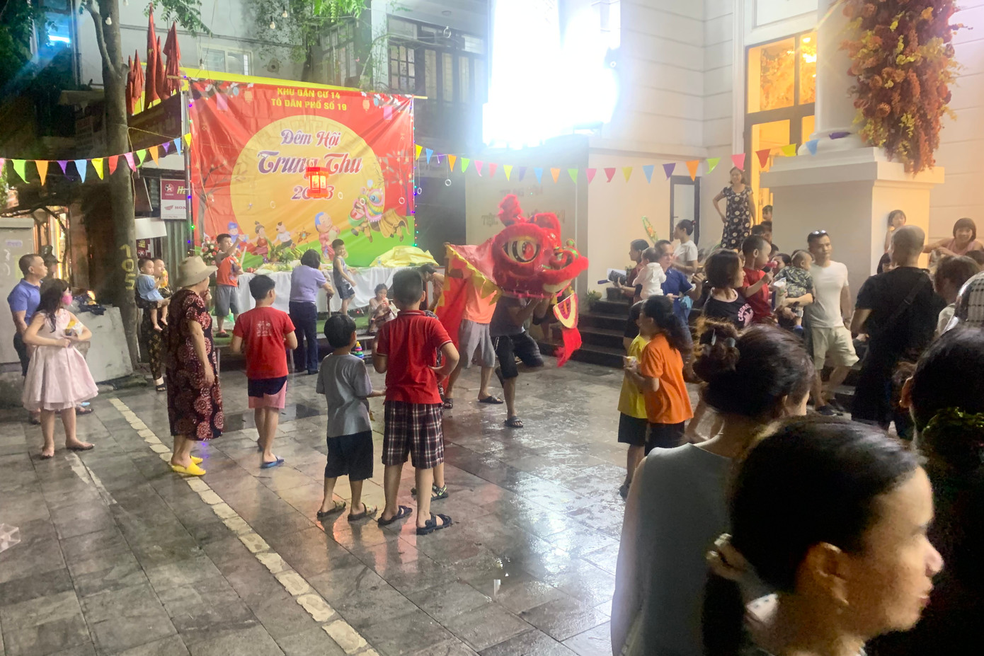 Mặc dù cơn mưa xuất hiện bất chợt nhưng không khí trung thu vẫn tràn ngập tại vỉa hè phố Hào Nam. Mặc dù cơn mưa xuất hiện bất chợt nhưng không khí trung thu vẫn tràn ngập tại vỉa hè phố Hào Nam.