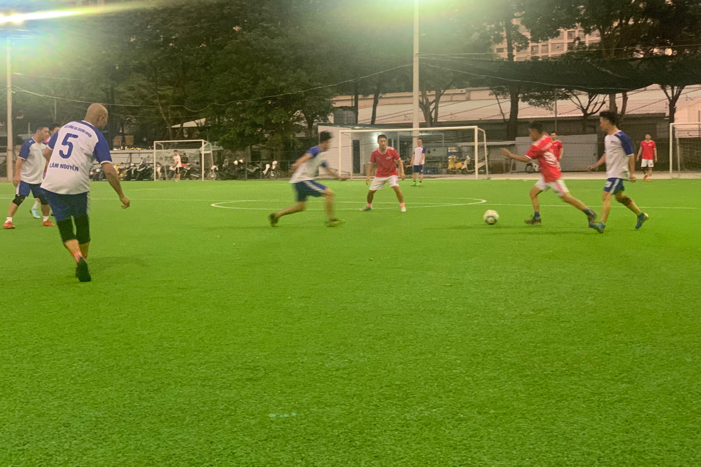 Như vậy, ước tính tiền cho thuê 4 sân thu về hơn 10 triệu đồng/ngày chưa kể các dịch vụ, chi phí khác như bán, thuê quần áo, bóng, bán nước.