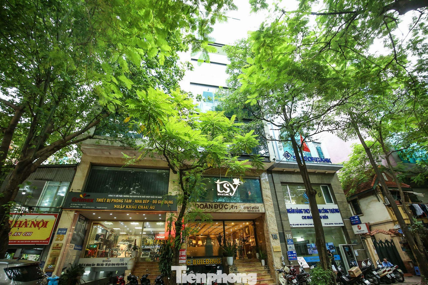 Tại quận Thanh Xuân, một công trình của ông Nghiêm Quang Minh và bà Tr. được cấp giấy phép xây dựng 6 tầng, 1 hầm, 1 lửng, 1 tum ở địa chỉ số 18, phố Ngụy Như - Kon Tum.