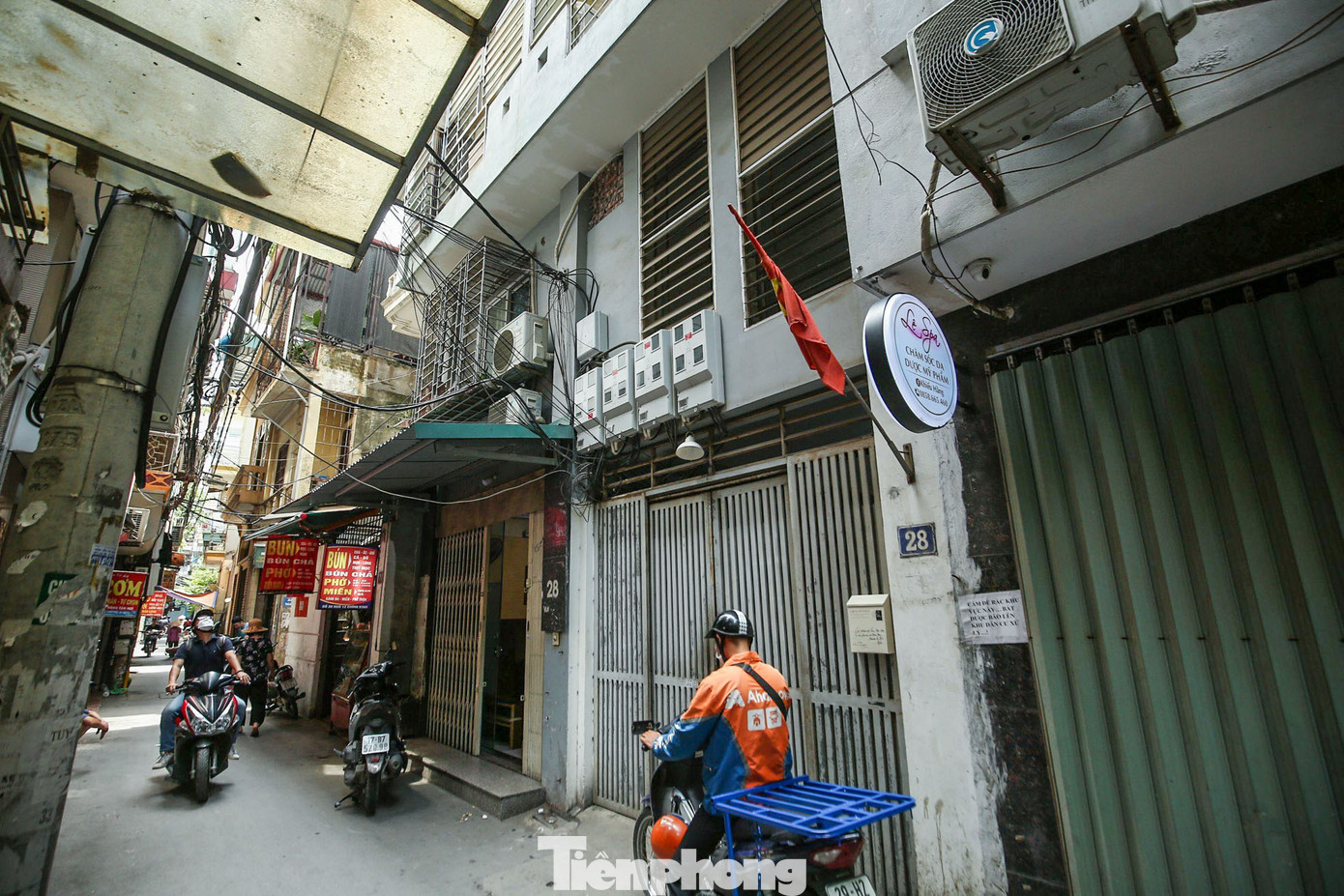 Tại quận Thanh Xuân, có ít nhất 6 công trình được cấp giấy phép xây dựng cho riêng ông Minh hoặc cấp chung tên ông Minh và cá nhân khác. Đơn cử như tòa chung cư mini cao 8 tầng của ông Minh ở địa chỉ số 28, ngõ 12 phố Chính Kinh (phường Nhân Chính quận Thanh Xuân).