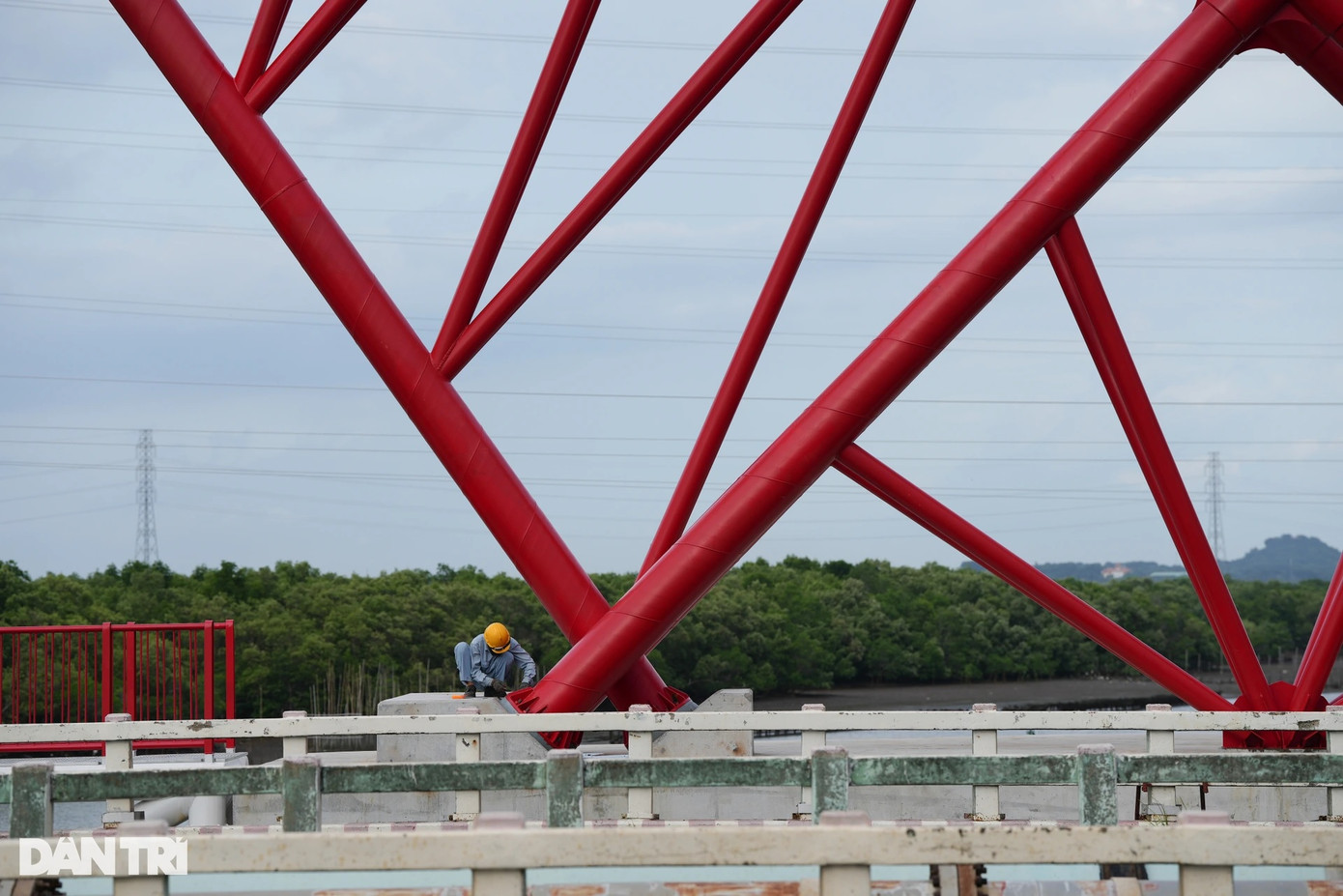 Công nhân nhà thầu hoàn thiện vệ sinh các điểm nối của ống thép, lỗ thoát nước trước ngày khánh thành cầu. Đây được xem là "cổng chào" mới của TP Vũng Tàu. "Chúng tôi lắp ghép các khối sắt từ 6 tháng trước. Đây là công trình đặc biệt, thiết kế đẹp và ấn tượng. Hi vọng cây cầu sẽ tạo điểm nhấn cho du lịch Vũng Tàu trong thời gian tới", một công nhân cho biết.