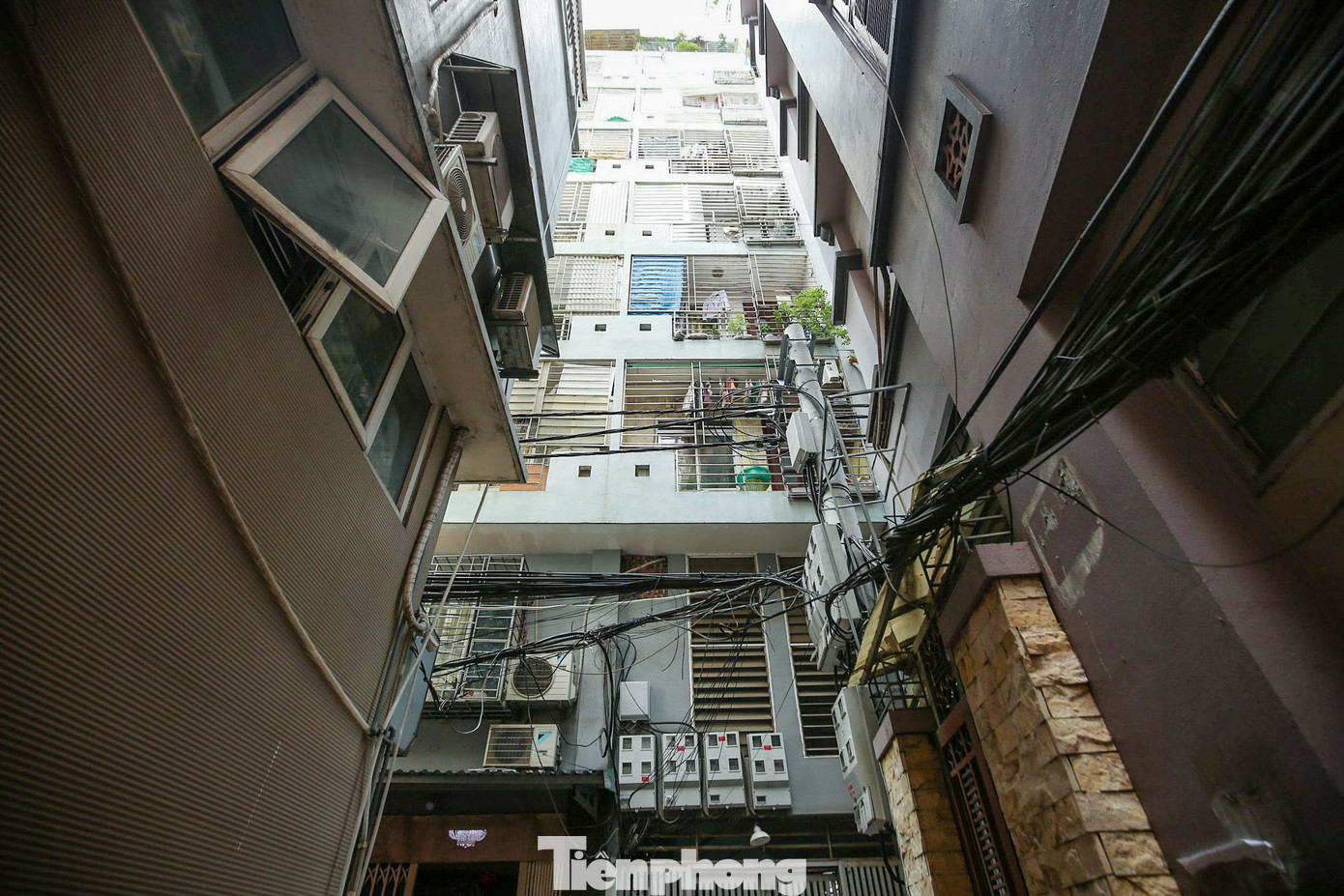 Theo Giấy phép xây dựng, ô đất có diện tích 129 m2 sẽ xây dựng công trình nhà ở riêng lẻ 6 tầng, có tầng lửng và tum thang; mật độ xây dựng 80%. Tuy nhiên, theo tìm hiểu của PV, công trình đã được xây dựng lên 8 tầng với mật độ xây dựng 100%.