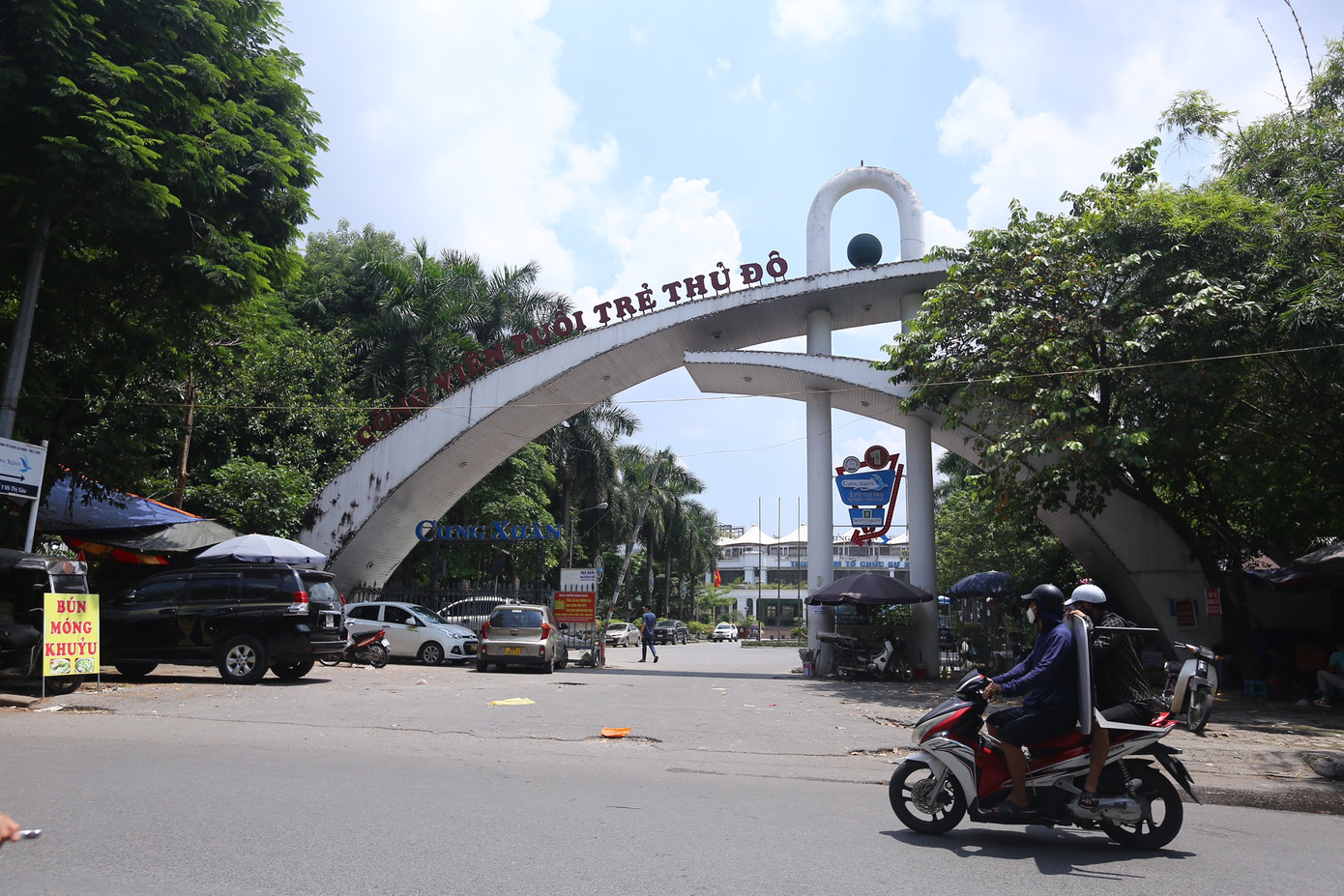 Tuy nhiên, trong quá trình khai thác, vận hành công viên, do buông lỏng quản lý nên đã xuất hiện 14 hạng mục công trình sai quy hoạch, sai giấy phép xây dựng như: Cung Xuân, nhà hàng Queen Bee, bể bơi, sân tennis…