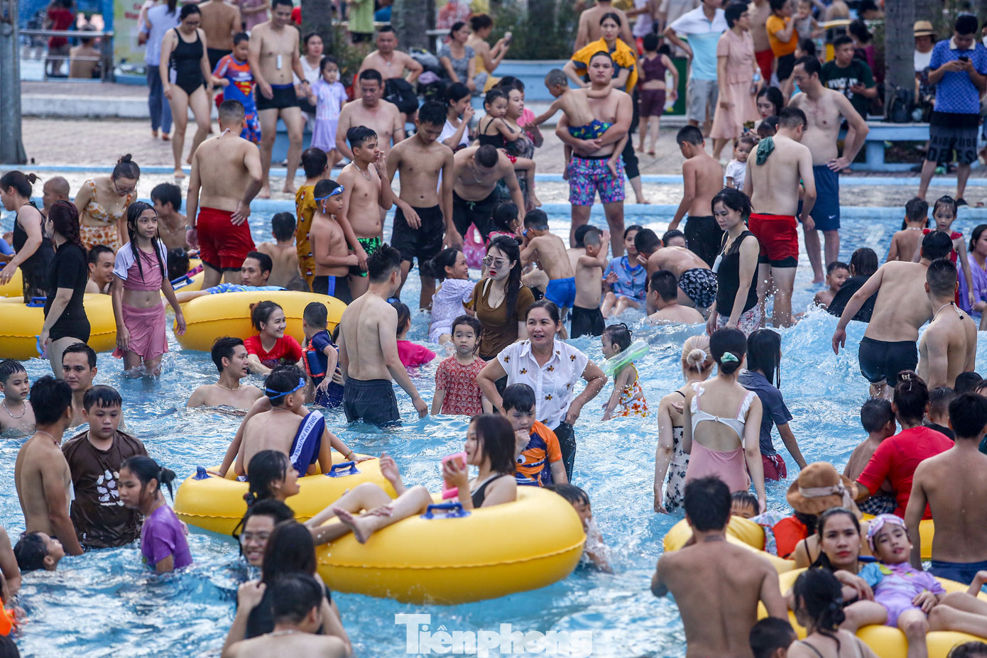 Khu vực bể tạo sóng ken đặc người.