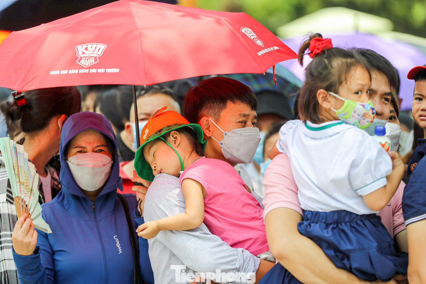 Dù thời tiết có nắng nóng nhưng về thủ đô, vào viếng Lăng Bác là một niềm hạnh phúc lớn nên mọi người đều không cảm thấy mệt mỏi. Dù thời tiết có nắng nóng nhưng về thủ đô, vào viếng Lăng Bác là một niềm hạnh phúc lớn nên mọi người đều không cảm thấy mệt mỏi.