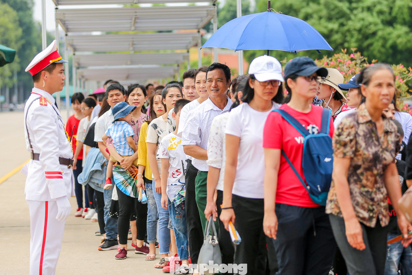 Người dân xếp hàng ngay ngắn, giữ trật tự để chờ đến lượt vào viếng Bác. Người dân xếp hàng ngay ngắn, giữ trật tự để chờ đến lượt vào viếng Bác.