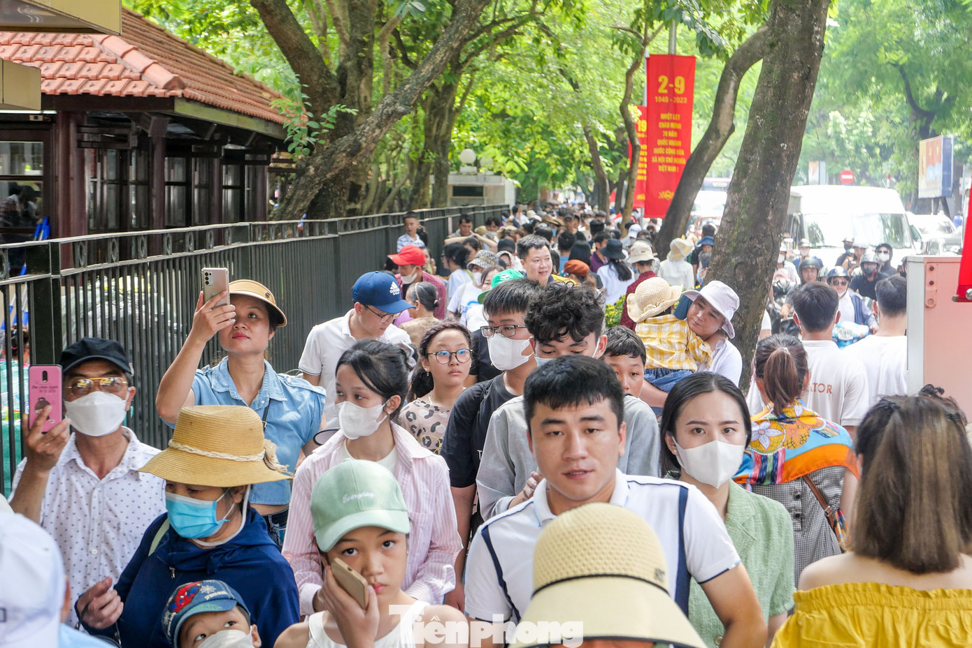 Khách xếp hàng từ đường Ngọc Hà - tuyến phố cạnh Lăng để được dẫn vào viếng Bác. Khách xếp hàng từ đường Ngọc Hà - tuyến phố cạnh Lăng để được dẫn vào viếng Bác.