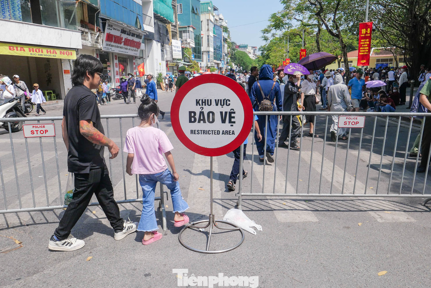 Khu phố Ngọc Hà tạm thời được lực lượng chức năng rào chắn. Khu phố Ngọc Hà tạm thời được lực lượng chức năng rào chắn.