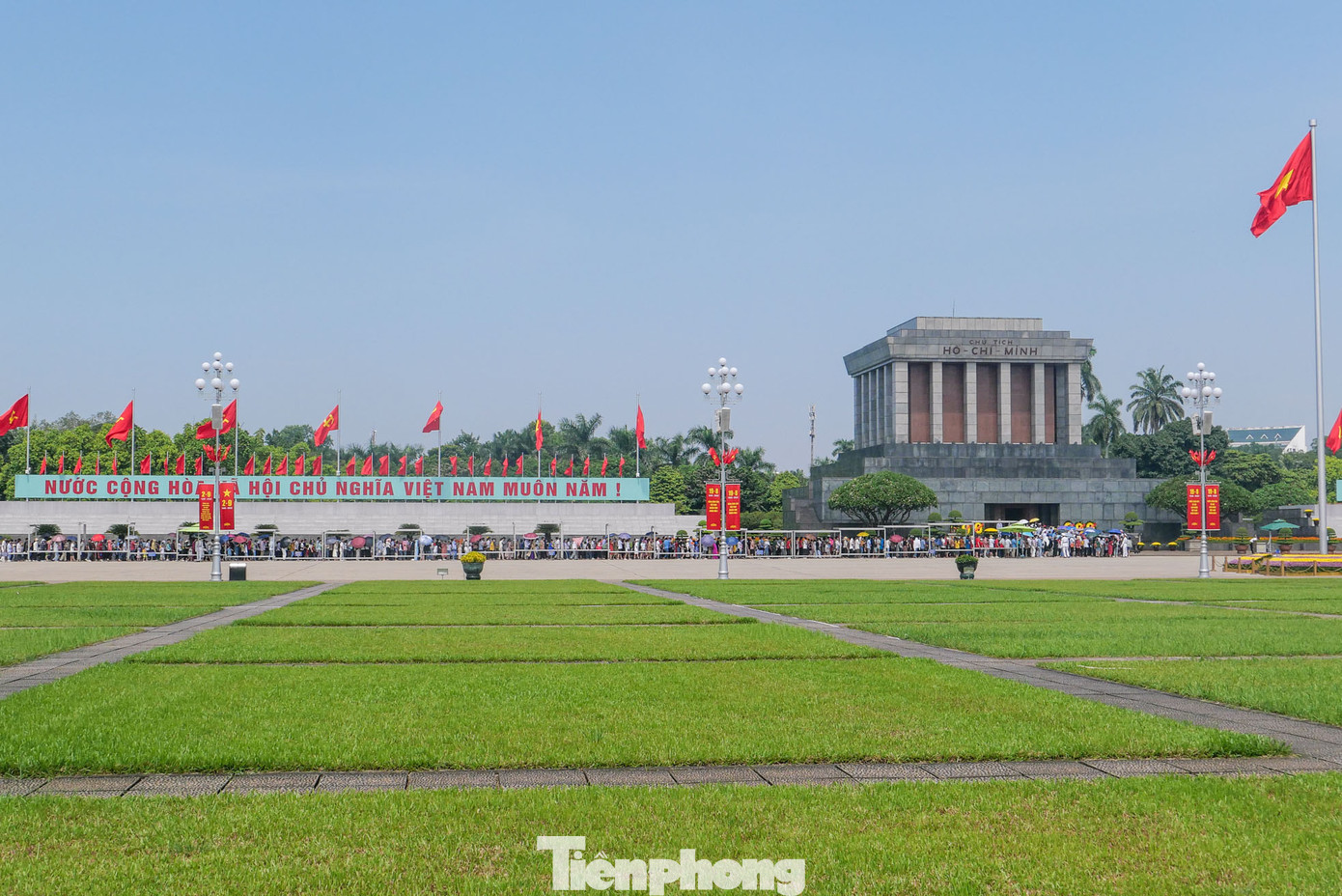 Như đã thành thông lệ, mỗi dịp Quốc khánh 2/9, hàng vạn người dân trên khắp mọi miền của Tổ quốc về Thủ đô Hà Nội để đón chào ngày Tết Độc lập và vào Lăng viếng Bác. Như đã thành thông lệ, mỗi dịp Quốc khánh 2/9, hàng vạn người dân trên khắp mọi miền của Tổ quốc về Thủ đô Hà Nội để đón chào ngày Tết Độc lập và vào Lăng viếng Bác.