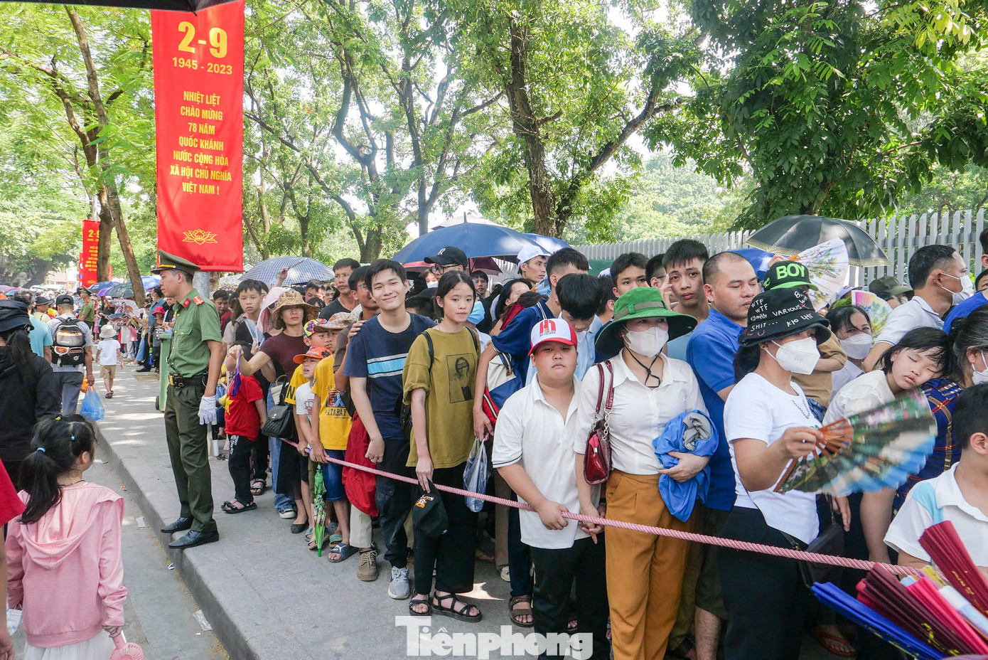 Theo ghi nhận của PV, lượng người đến thăm Lăng viếng Chủ tịch Hồ Chí Minh đông đúc nên xếp hàng dài bên ngoài. Theo ghi nhận của PV, lượng người đến thăm Lăng viếng Chủ tịch Hồ Chí Minh đông đúc nên xếp hàng dài bên ngoài.
