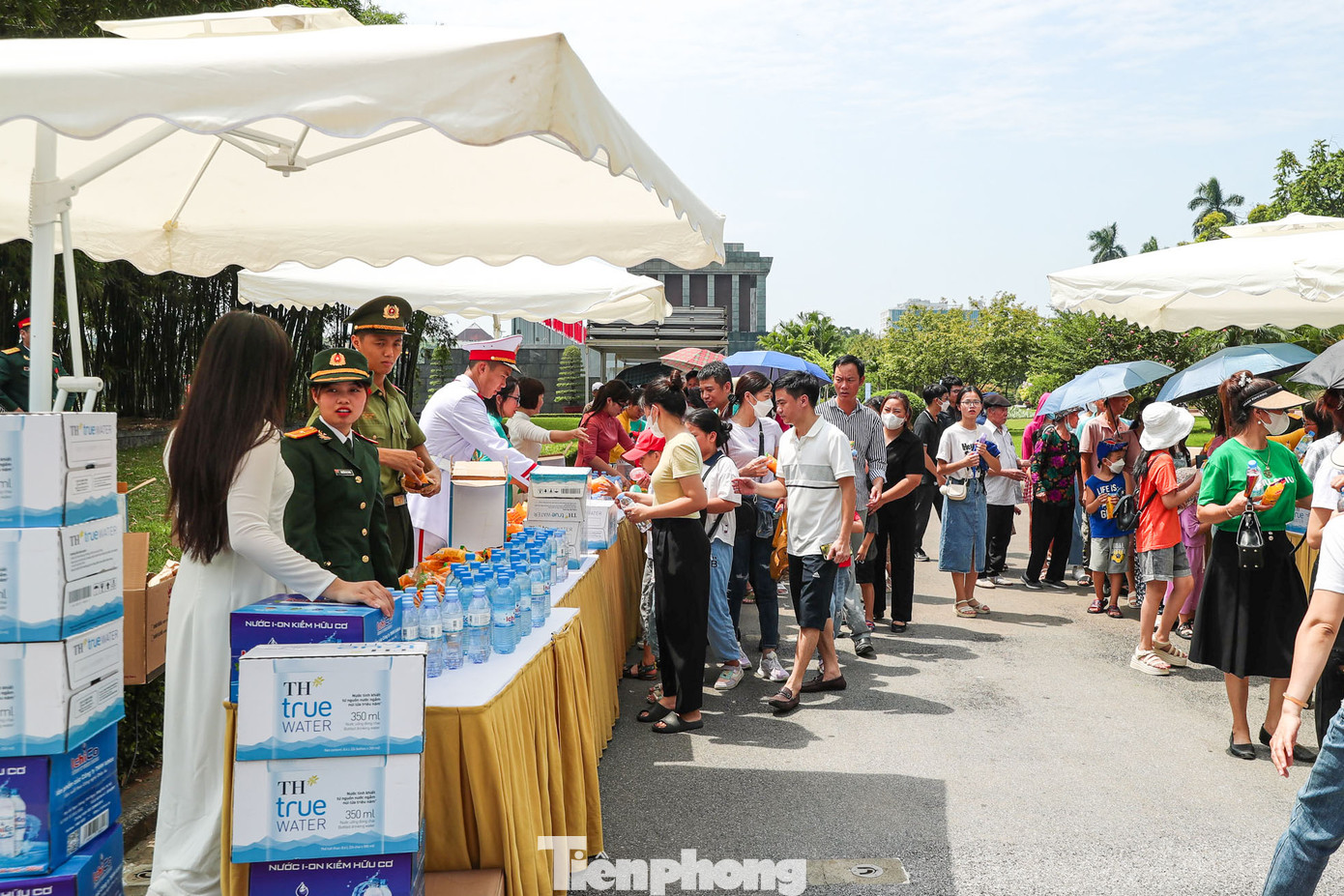 20.000 suất quà được Sở Du lịch phối hợp với Ban Quản lý Lăng Chủ Tịch Hồ Chí Minh chuẩn bị tặng du khách đến viếng Lăng ngày hôm nay (2/9). 20.000 suất quà được Sở Du lịch phối hợp với Ban Quản lý Lăng Chủ Tịch Hồ Chí Minh chuẩn bị tặng du khách đến viếng Lăng ngày hôm nay (2/9).