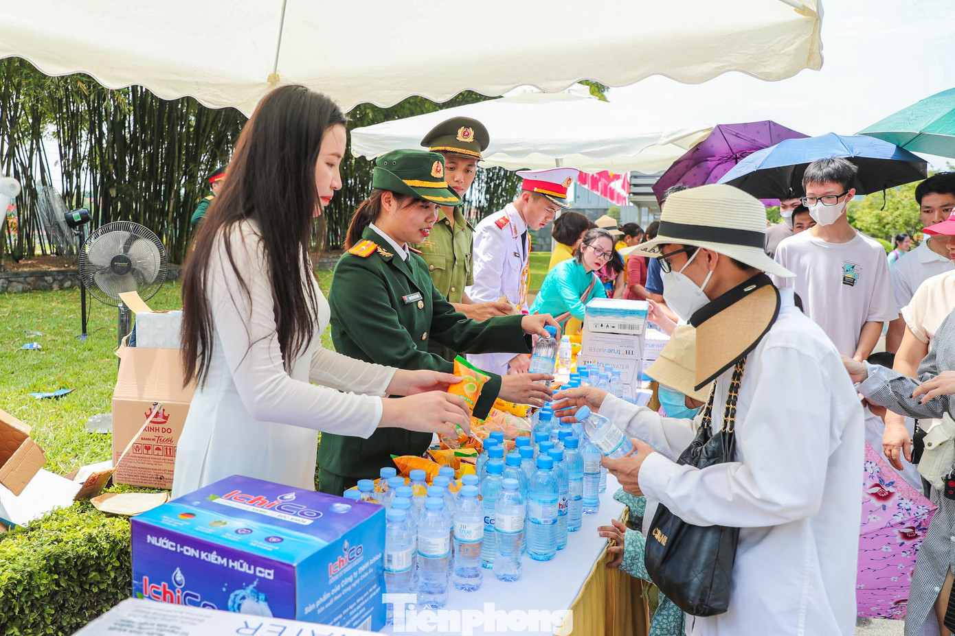 Mỗi suất quà gồm một chai nước và một bánh mỳ. Đây cũng là hoạt động có ý nghĩa nhân văn sâu sắc, thể hiện tình cảm của người Hà Nội đối với nhân dân cả nước và du khách đến thăm Thủ đô. Mỗi suất quà gồm một chai nước và một bánh mỳ. Đây cũng là hoạt động có ý nghĩa nhân văn sâu sắc, thể hiện tình cảm của người Hà Nội đối với nhân dân cả nước và du khách đến thăm Thủ đô.