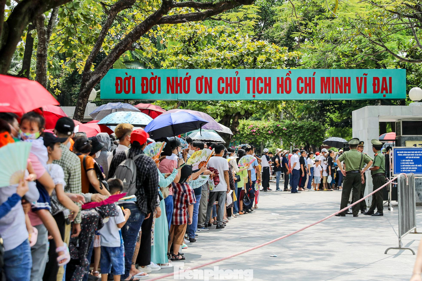 Mọi người xếp hàng trật tự theo sự hướng dẫn của Ban Quản lý Mọi người xếp hàng trật tự theo sự hướng dẫn của Ban Quản lý