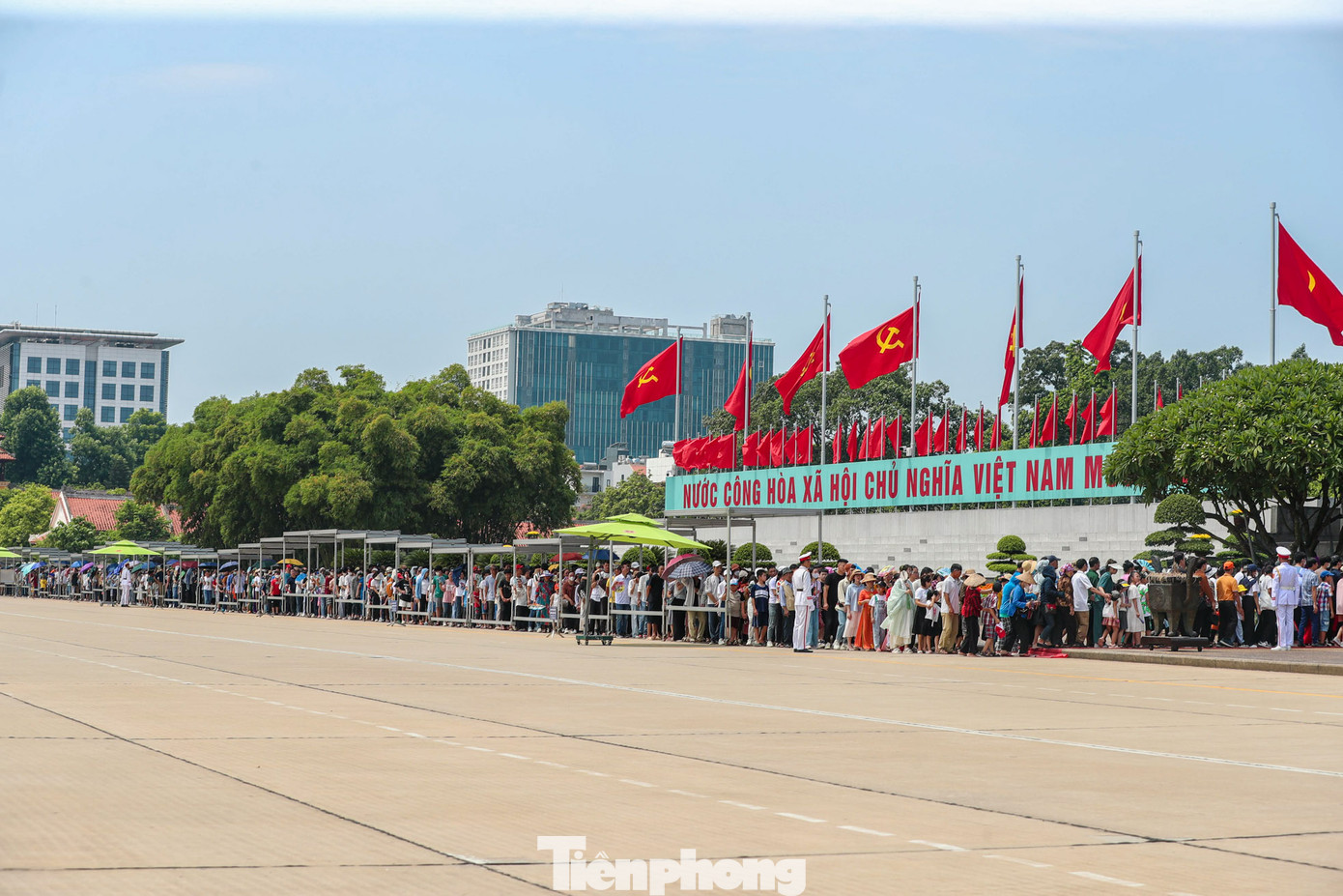 Càng về trưa lượng người đổ về khu vực Lăng Bác càng đông. Càng về trưa lượng người đổ về khu vực Lăng Bác càng đông.
