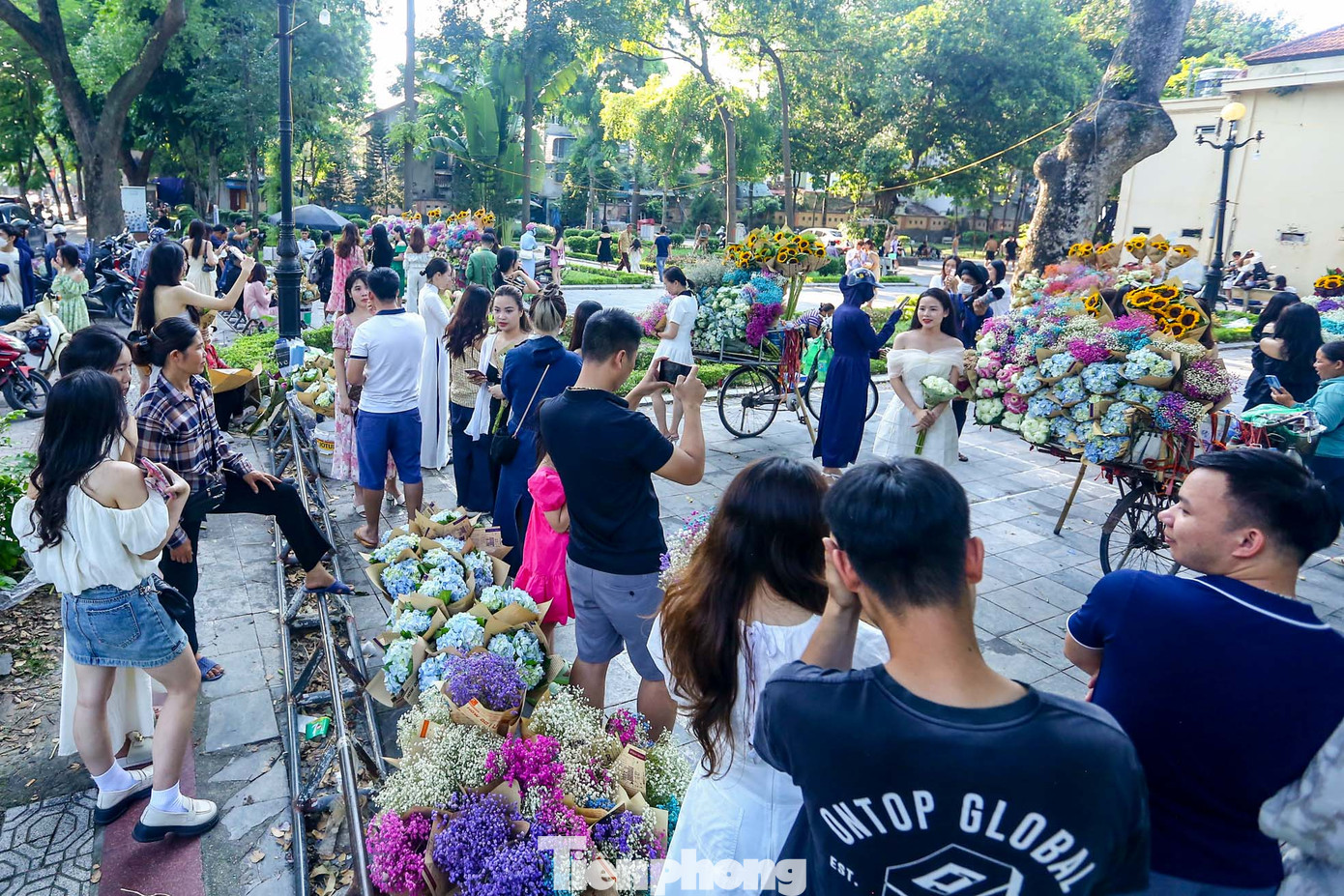 Cảnh đông đúc tương tự tại vỉa hè trên phố Thụy Khuê, bên cạnh vườn hoa Lý Tự Trọng.