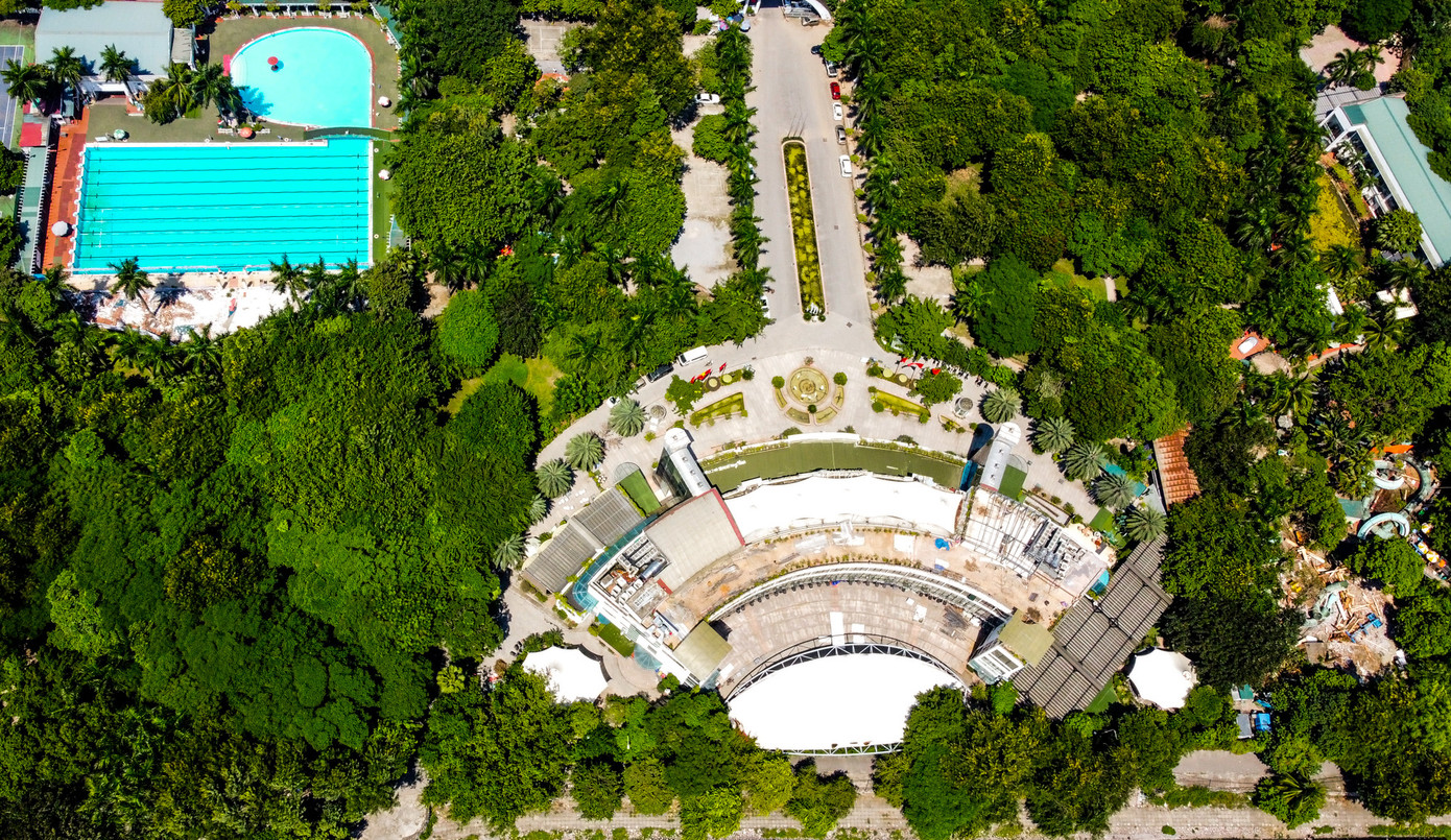 Với tổng mức đầu tư trên 280 tỷ đồng, được xây dựng từ năm 2002 đến năm 2006, Công viên Tuổi Trẻ (phường Thanh Nhàn, quận Hai Bà Trưng) được kỳ vọng sẽ trở thành lá phổi xanh nhằm phục vụ các hoạt động sinh hoạt công cộng, vui chơi của đông đảo người dân Hà Nội.