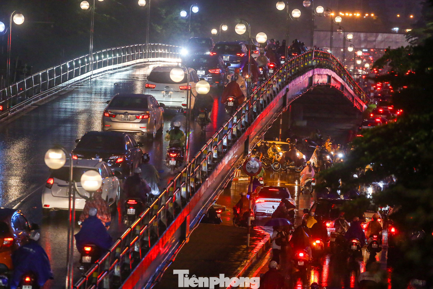 Cầu vượt Thái Hà chật cứng một nửa.