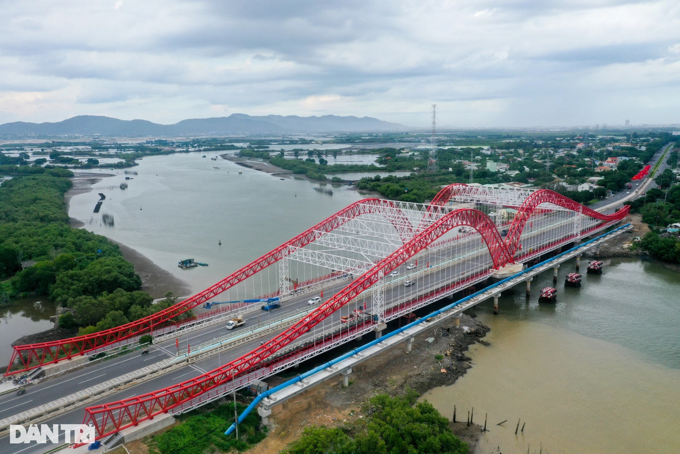 Cầu Cỏ May hiện hữu có dài 258m, rộng 30m, gồm 2 làn đường ngược chiều được ngăn cách bởi lan can và hai ống dẫn nước. Lan can cầu bằng bê tông cốt thép hở. Kiến trúc cầu thông thường, yếu tố thẩm mỹ chưa cao.