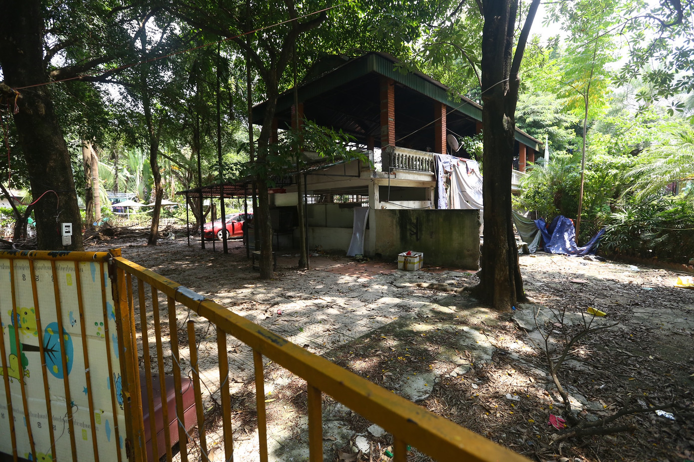 Tuy nhiên, theo ghi nhận của PV, nhiều công trình vi phạm vẫn tồn tại sai phạm chưa được xử lý, những công trình phá dỡ để lại vật liệu ngổn ngang, mất mỹ quan đô thị; quán nước, quán bia... vẫn hoạt động trong công viên.