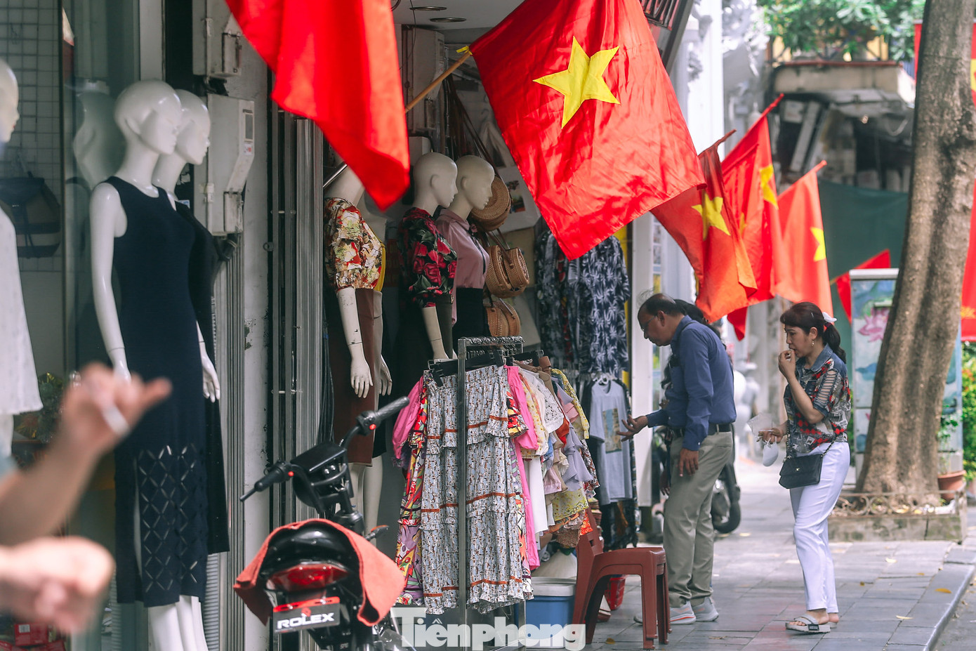 Nhân dịp kỷ niệm 78 năm Quốc khánh (2/9/1945 - 2/9/2023), UBND thành phố Hà Nội đề nghị các cơ quan, đơn vị, bệnh viện, trường học và nhân dân trên địa bàn thành phố treo cờ Tổ quốc từ ngày 31/8/2023 đến hết ngày 3/9/2023.