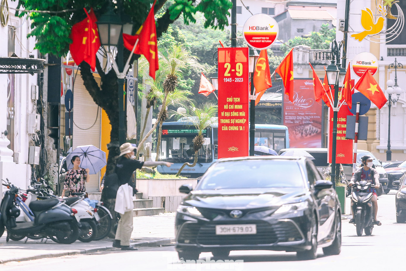 Phố Tràng Tiền rực rỡ sắc cờ Tổ quốc cùng với những tấm băng rôn, khẩu hiệu chào mừng Quốc khánh.