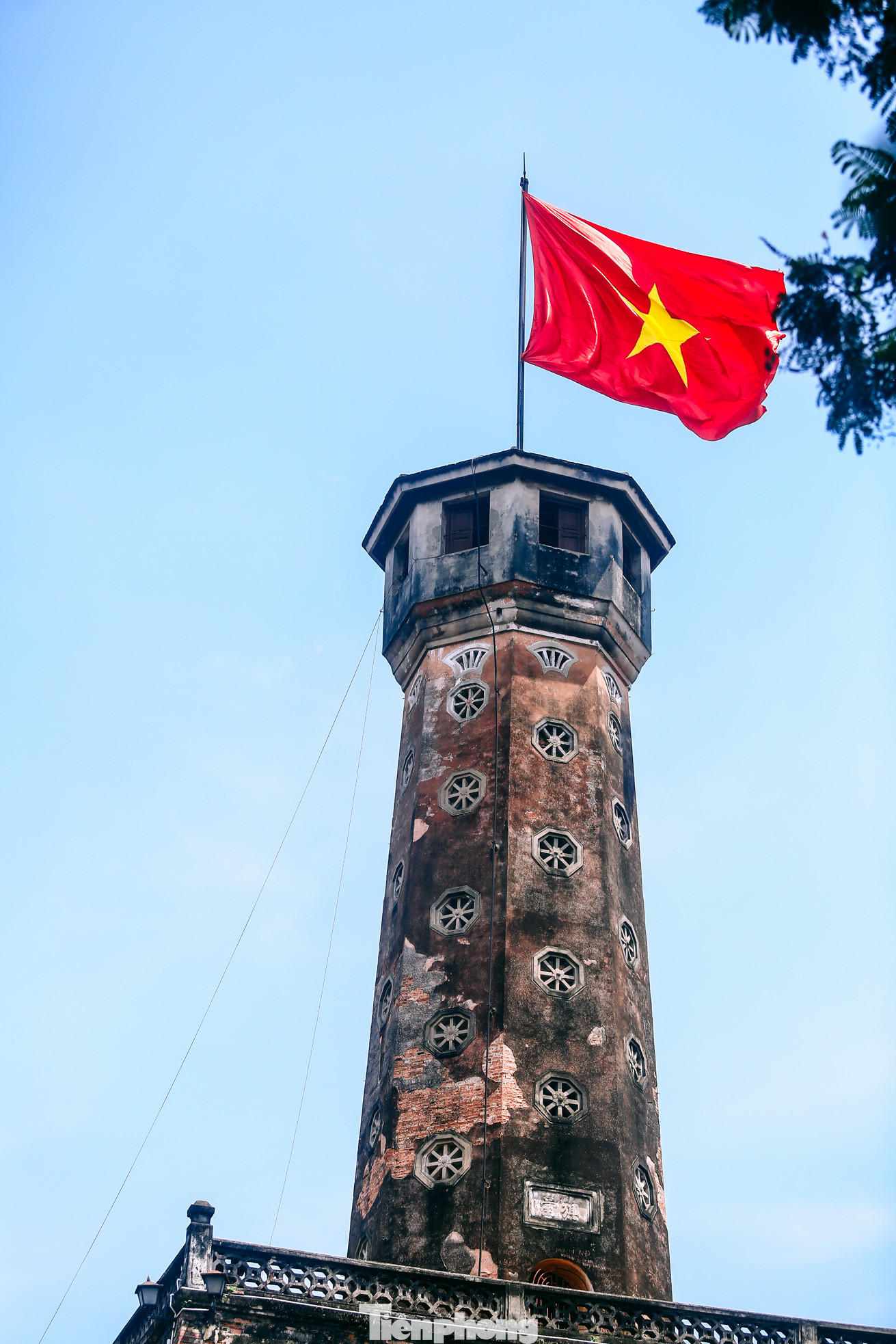 Lá cờ trên cột cờ Hà Nội bay phấp phới trong ánh nắng vàng mùa thu.