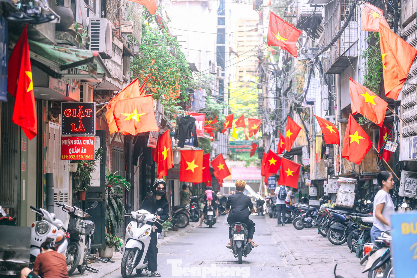 Góc phố Khâm Thiên rực rỡ màu cờ.