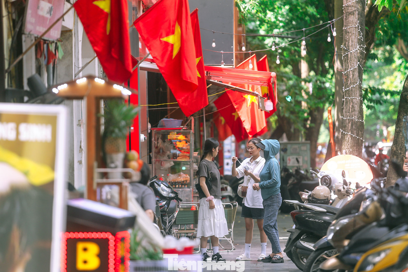 Từ đường phố đến những ngõ nhỏ ở Hà Nội đều rực rỡ sắc đỏ màu cờ chào mừng kỷ niệm 78 năm Quốc khánh. Trong ảnh: Phố Hàng Bông rực rỡ sắc đỏ màu cờ.