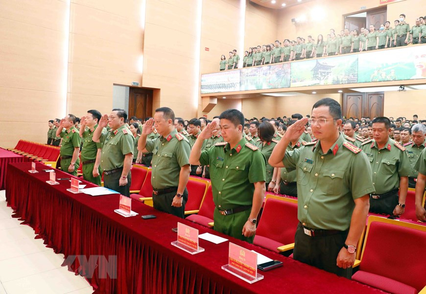 Cán bộ, chiến sỹ Công an thành phố Hà Nội tưởng niệm các nạn nhân tử vong trong vụ cháy chung cư mini tại phố Khương Hạ (Thanh Xuân, Hà Nội). (Ảnh: Phạm Kiên/TTXVN)