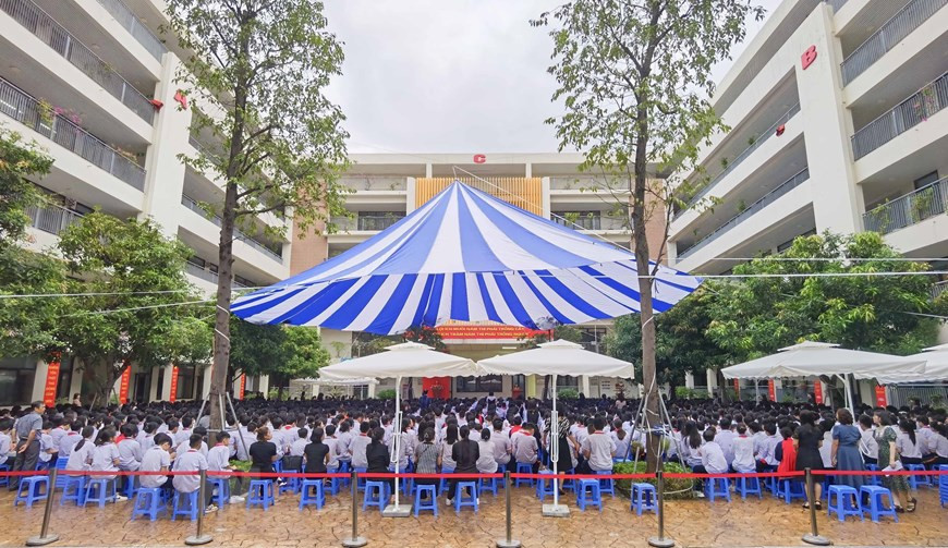 Giờ chào cờ đầu tuần của Trường Trung học Cơ sở Khương Đình khác hẳn với mọi tuần, khi hôm nay, cô trò cùng tổ chức lễ tưởng niệm các nạn nhân tử vong trong vụ cháy chung cư mini tại phố Khương Hạ (Thanh Xuân, Hà Nội). (Ảnh: Thanh Tùng/TTXVN)