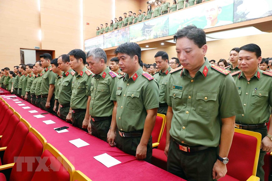 Cán bộ, chiến sỹ Công an thành phố Hà Nội tưởng niệm các nạn nhân tử vong trong vụ cháy chung cư mini tại phố Khương Hạ (Thanh Xuân, Hà Nội). (Ảnh: Phạm Kiên/TTXVN)