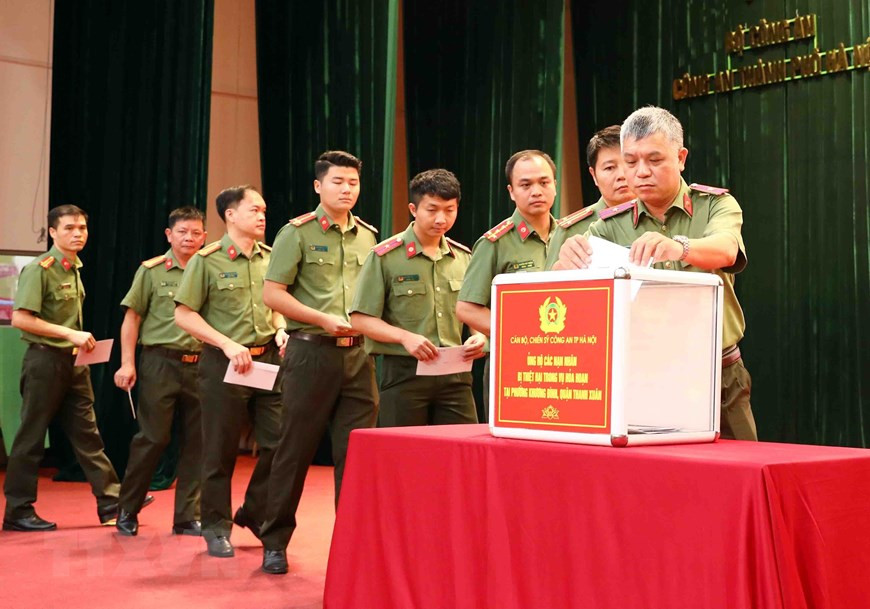 Cán bộ, chiến sỹ Công an thành phố Hà Nội ủng hộ các nạn nhân tử vong trong vụ cháy chung cư mini tại phố Khương Hạ (Thanh Xuân, Hà Nội). (Ảnh: Phạm Kiên/TTXVN)